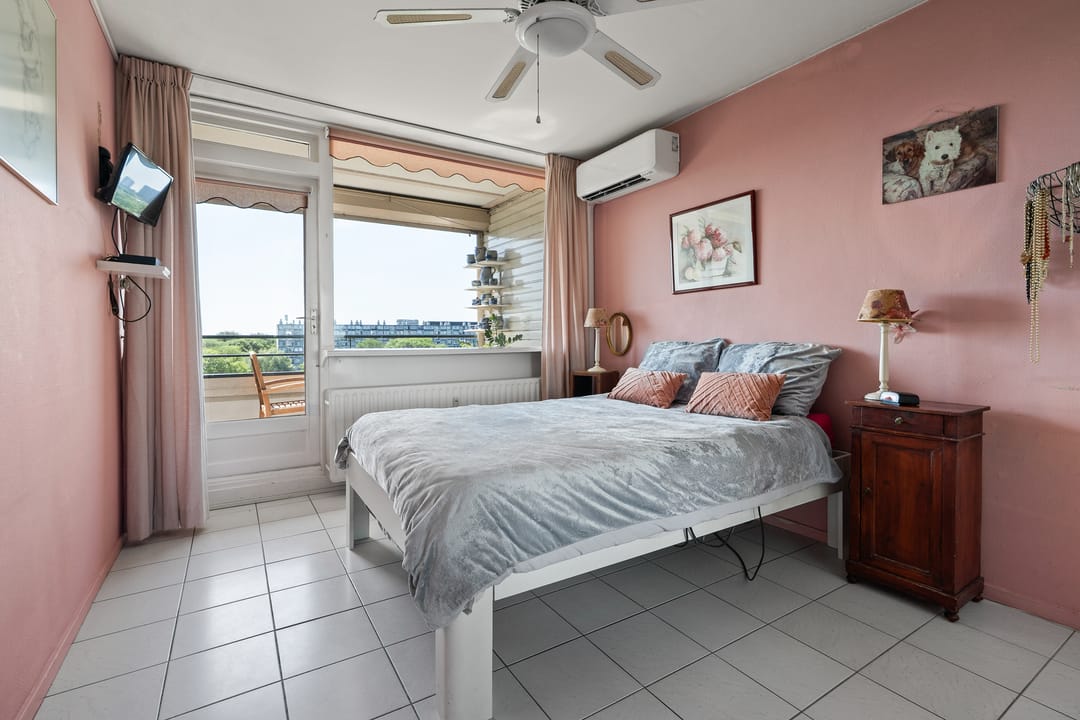 Spacious Corner Apartment with Unobstructed Views on the Top Floor in Overvecht — 16