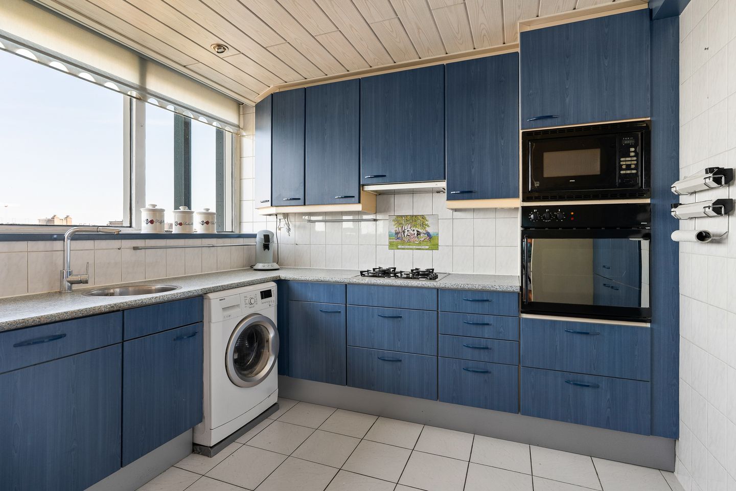 Spacious Corner Apartment with Unobstructed Views on the Top Floor in Overvecht — 14