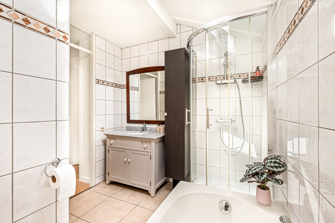 Modern Extended Family Home in Quiet Haarlem Location — 46
