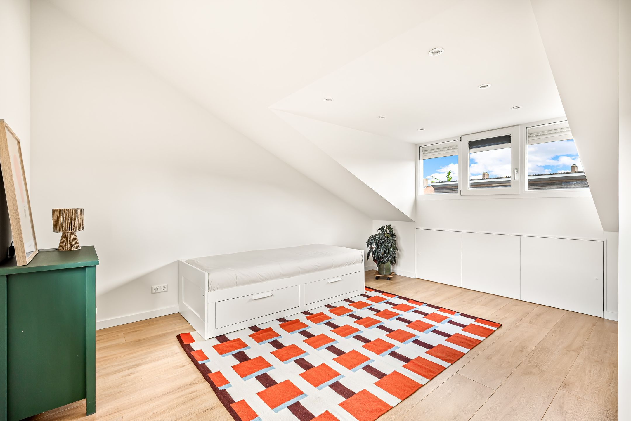 Modern Extended Family Home in Quiet Haarlem Location — 48