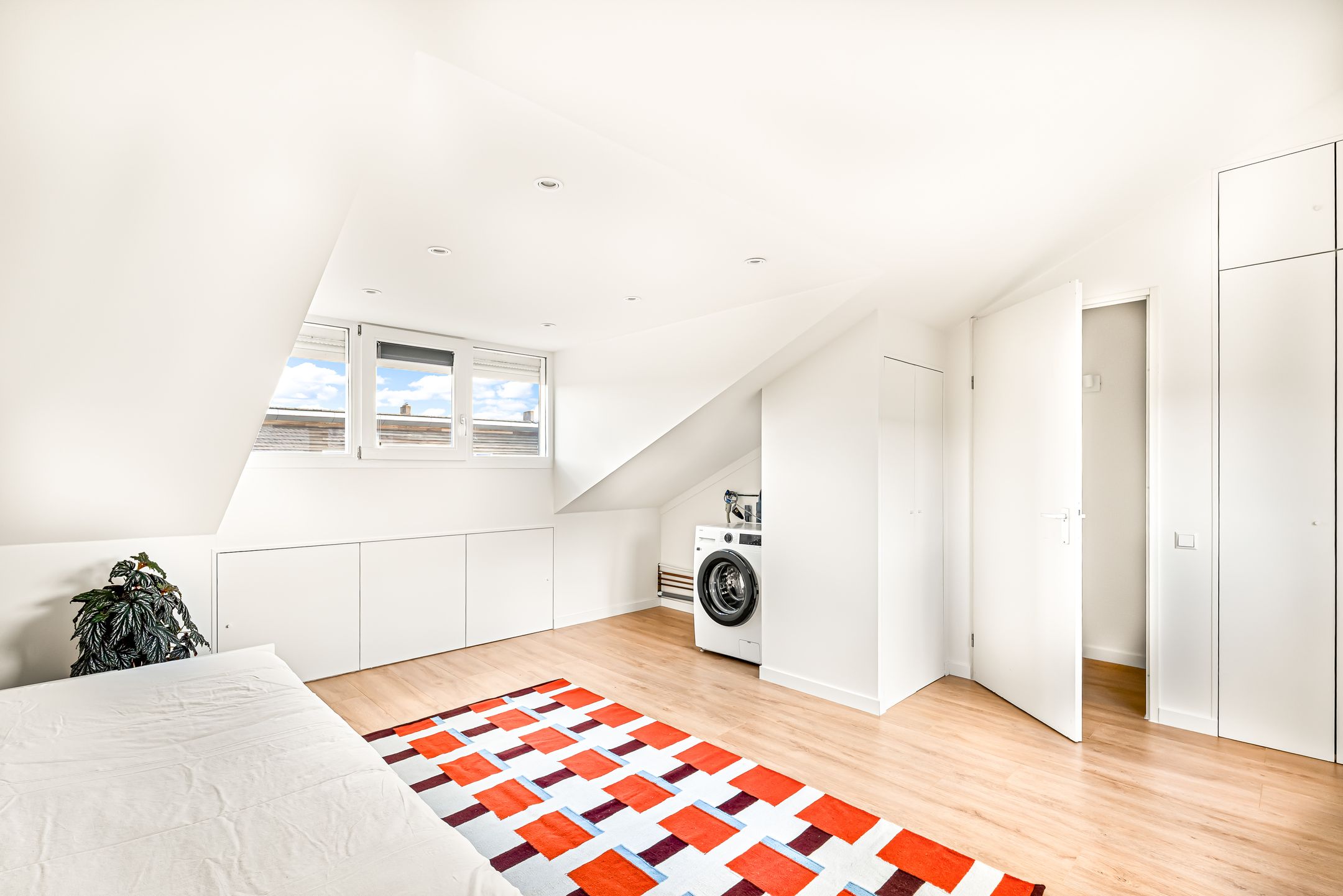 Modern Extended Family Home in Quiet Haarlem Location — 51