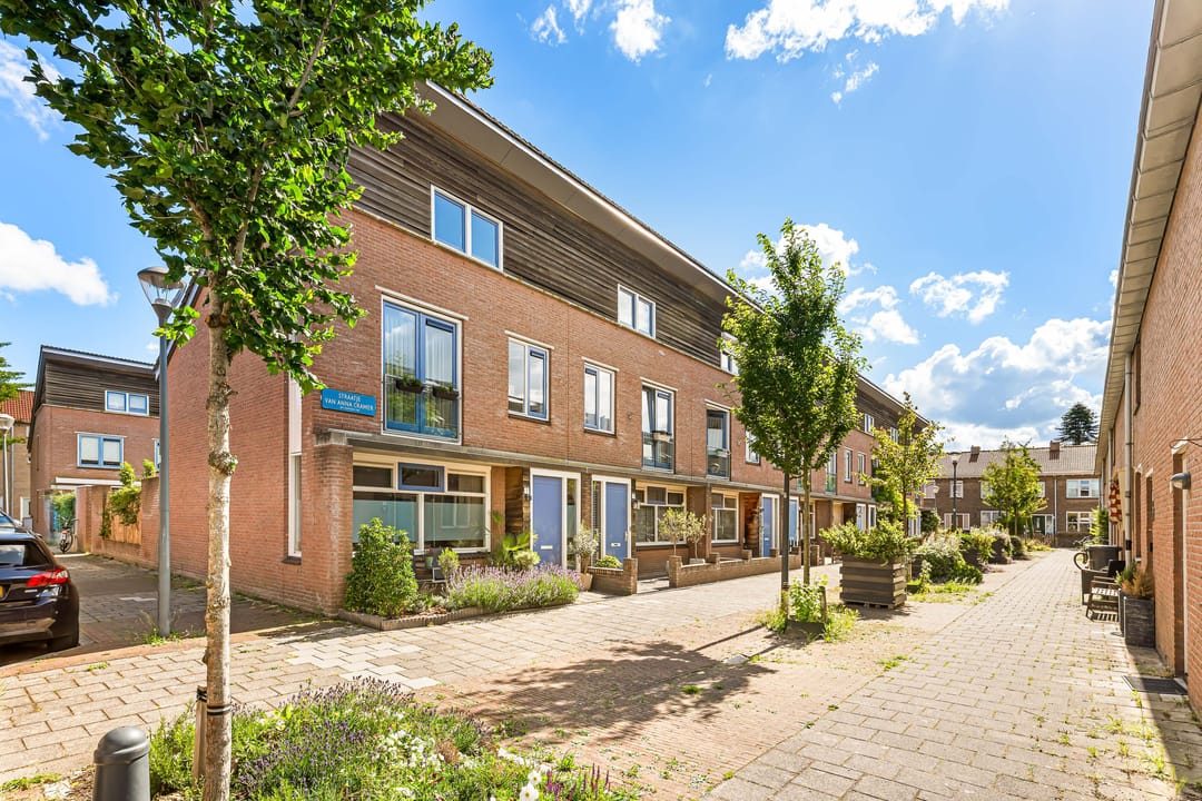 Modern Extended Family Home in Quiet Haarlem Location — 52