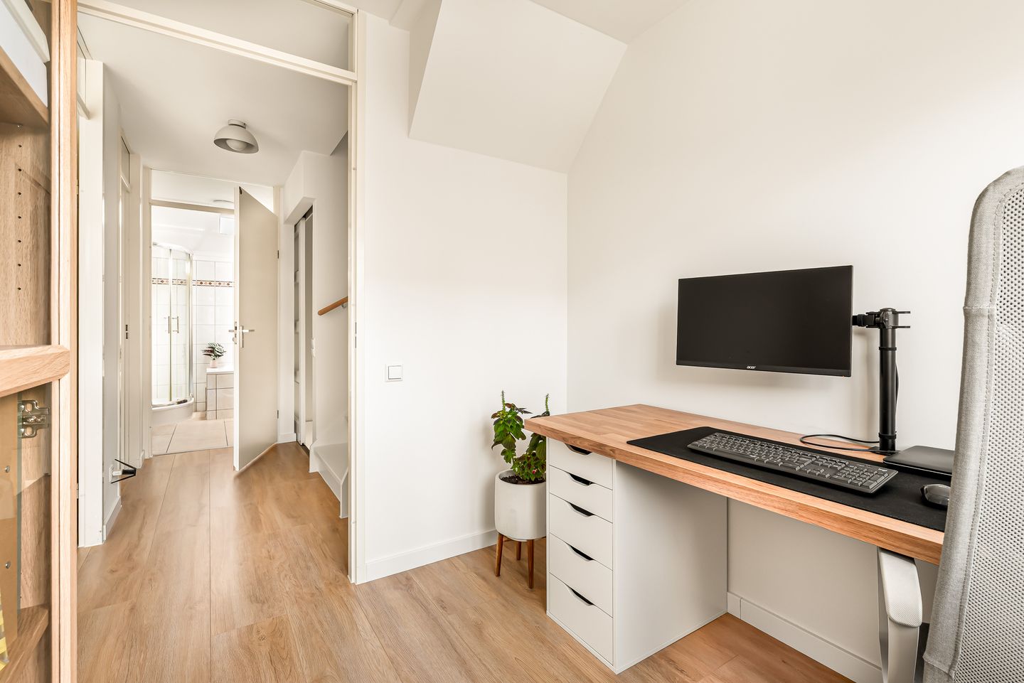 Modern Extended Family Home in Quiet Haarlem Location — 34