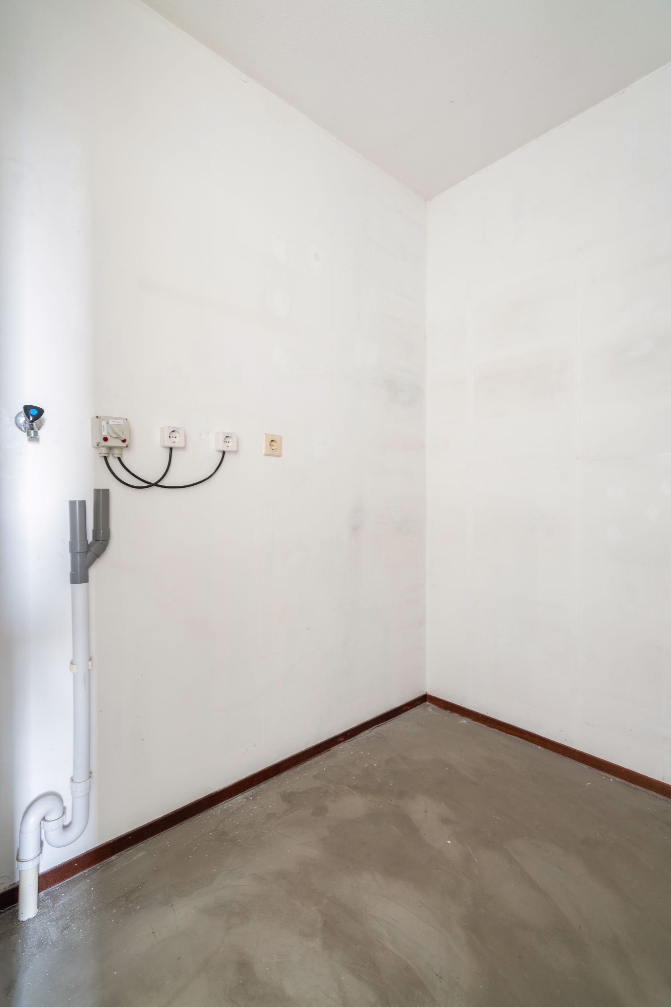 Spacious 3-Bedroom Apartment with Parking in Central Weert — 30