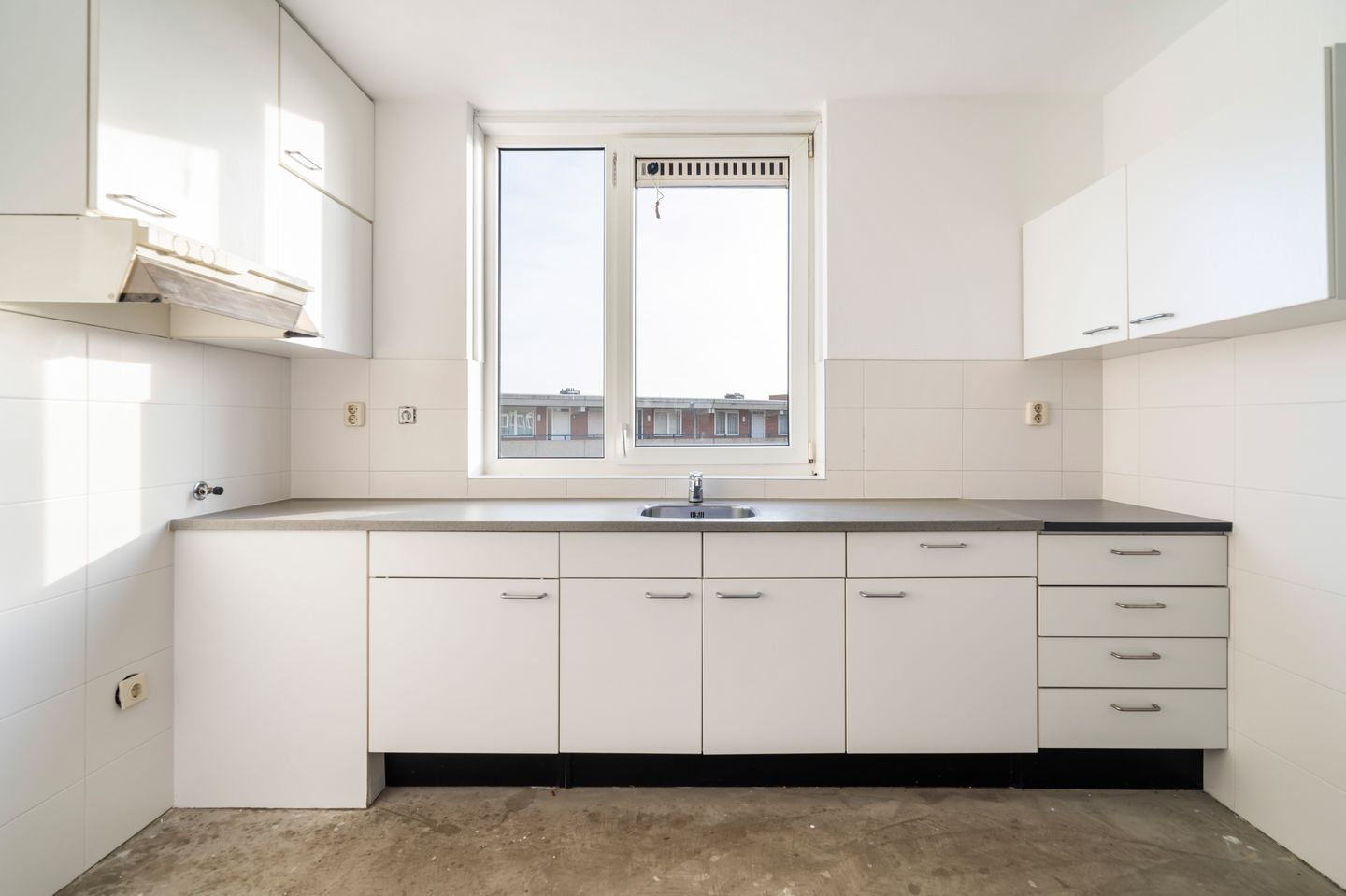 Spacious 3-Bedroom Apartment with Parking in Central Weert — 19