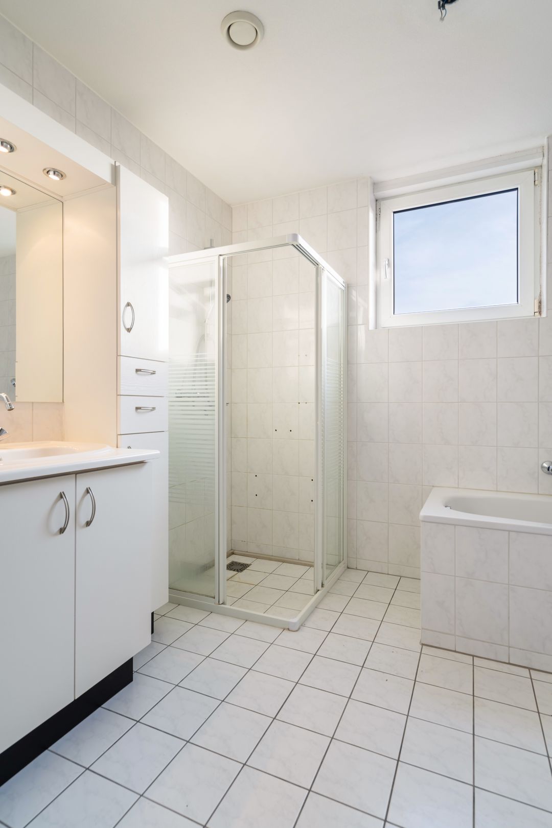 Spacious 3-Bedroom Apartment with Parking in Central Weert — 26