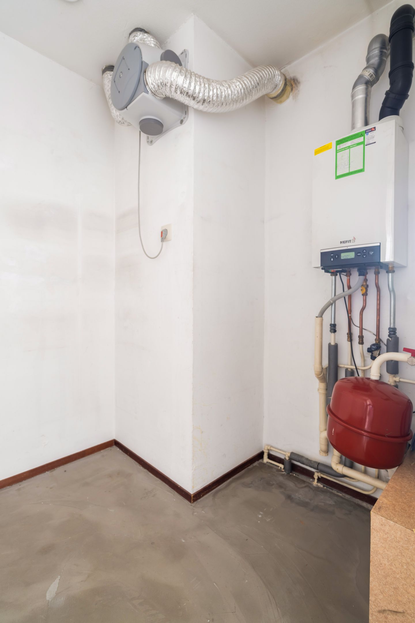 Spacious 3-Bedroom Apartment with Parking in Central Weert — 29