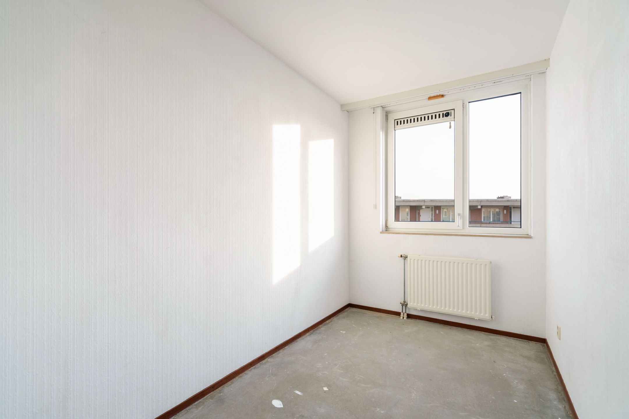 Spacious 3-Bedroom Apartment with Parking in Central Weert — 24