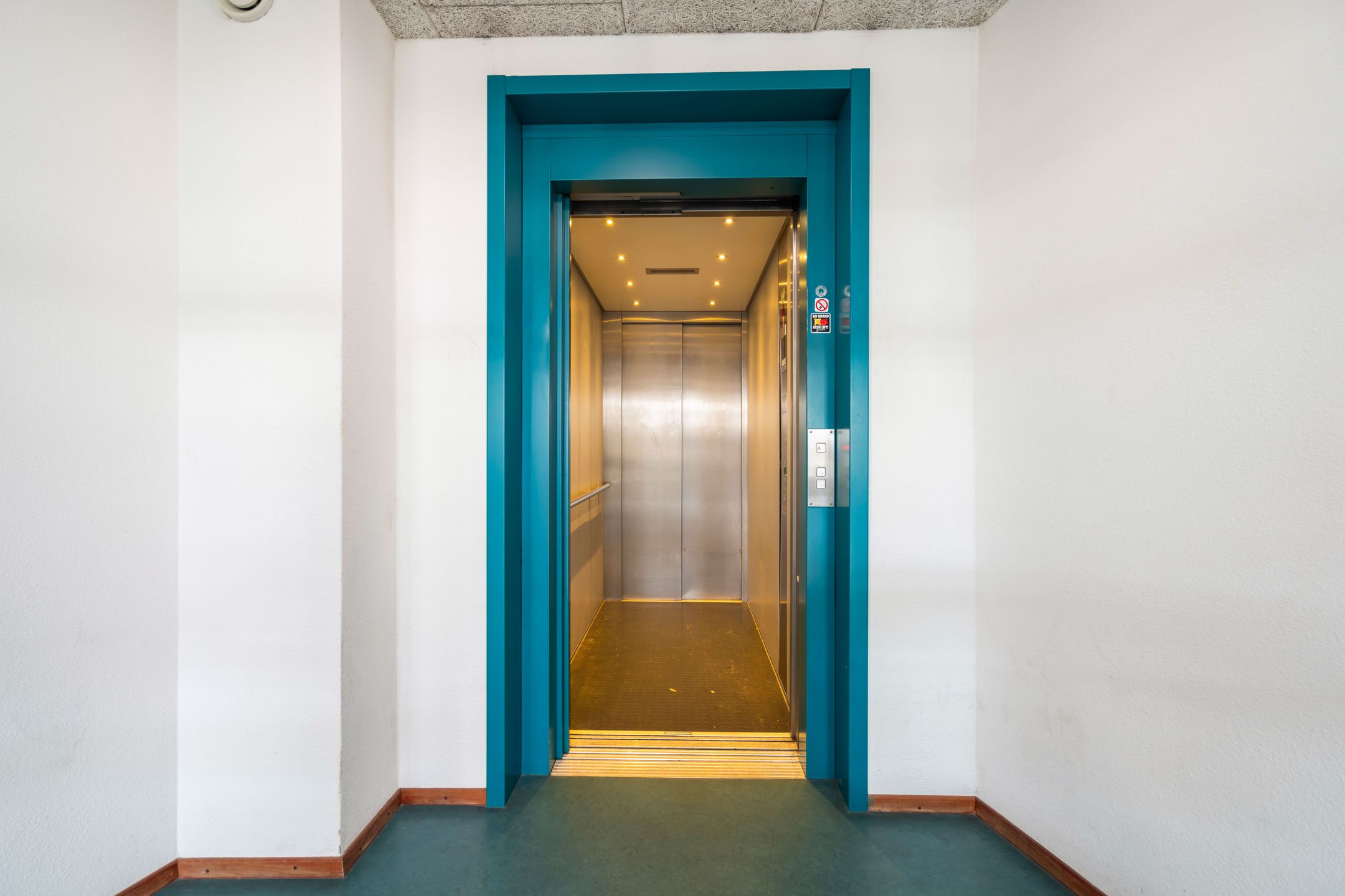 Spacious 3-Bedroom Apartment with Parking in Central Weert — 9