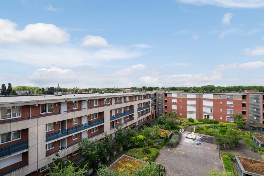 Spacious 3-Bedroom Apartment with Parking in Central Weert — 31