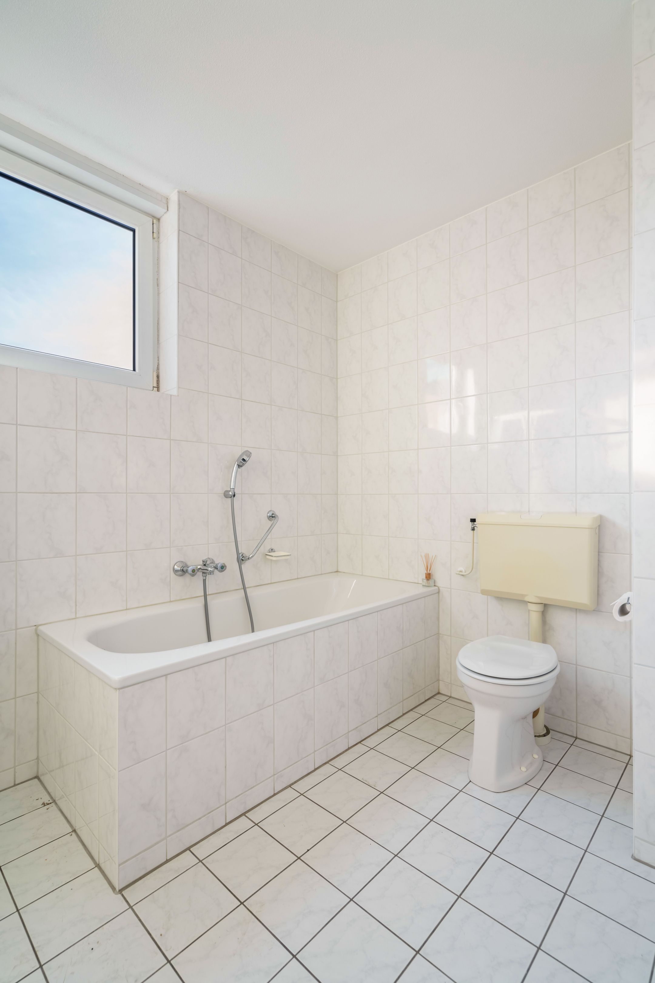 Spacious 3-Bedroom Apartment with Parking in Central Weert — 27