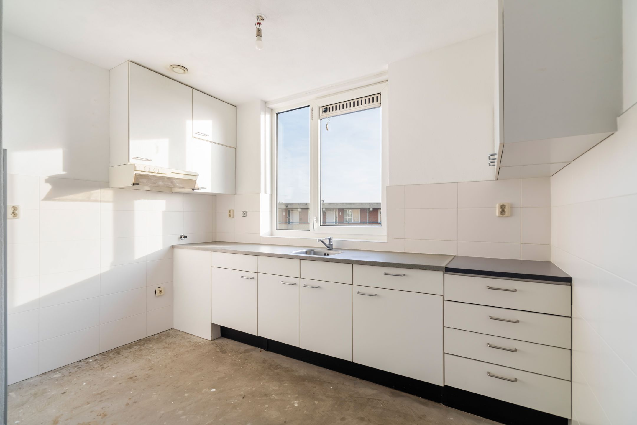 Spacious 3-Bedroom Apartment with Parking in Central Weert — 18