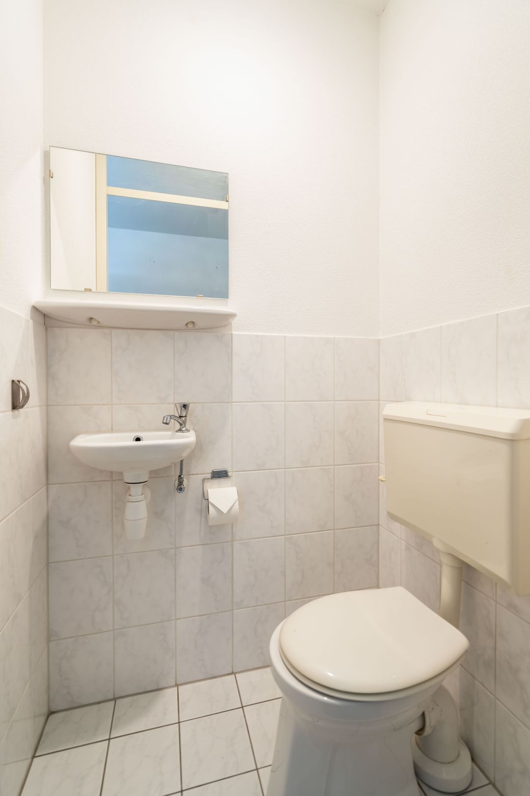 Spacious 3-Bedroom Apartment with Parking in Central Weert — 28