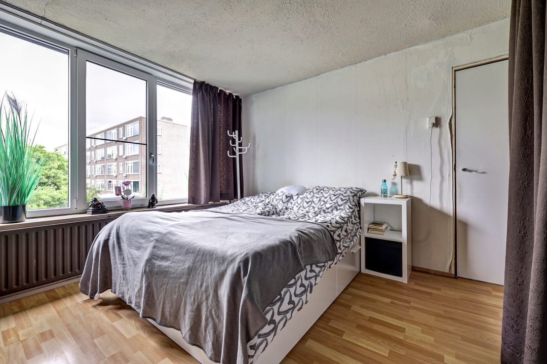Spacious Family Home with Four Bedrooms and Modern Renovations in Child-Friendly Neighborhood — 16