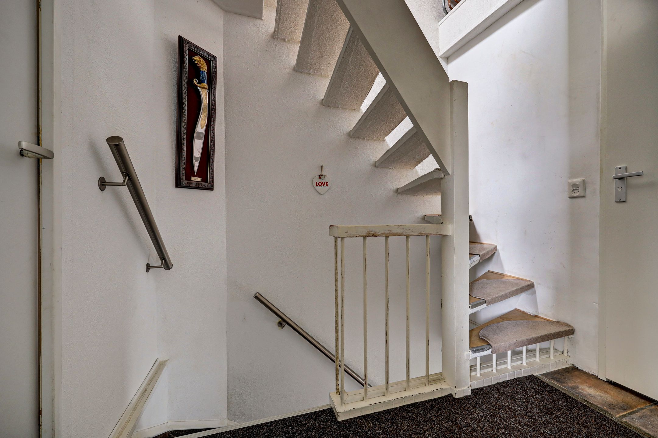 Spacious Family Home with Four Bedrooms and Modern Renovations in Child-Friendly Neighborhood — 15