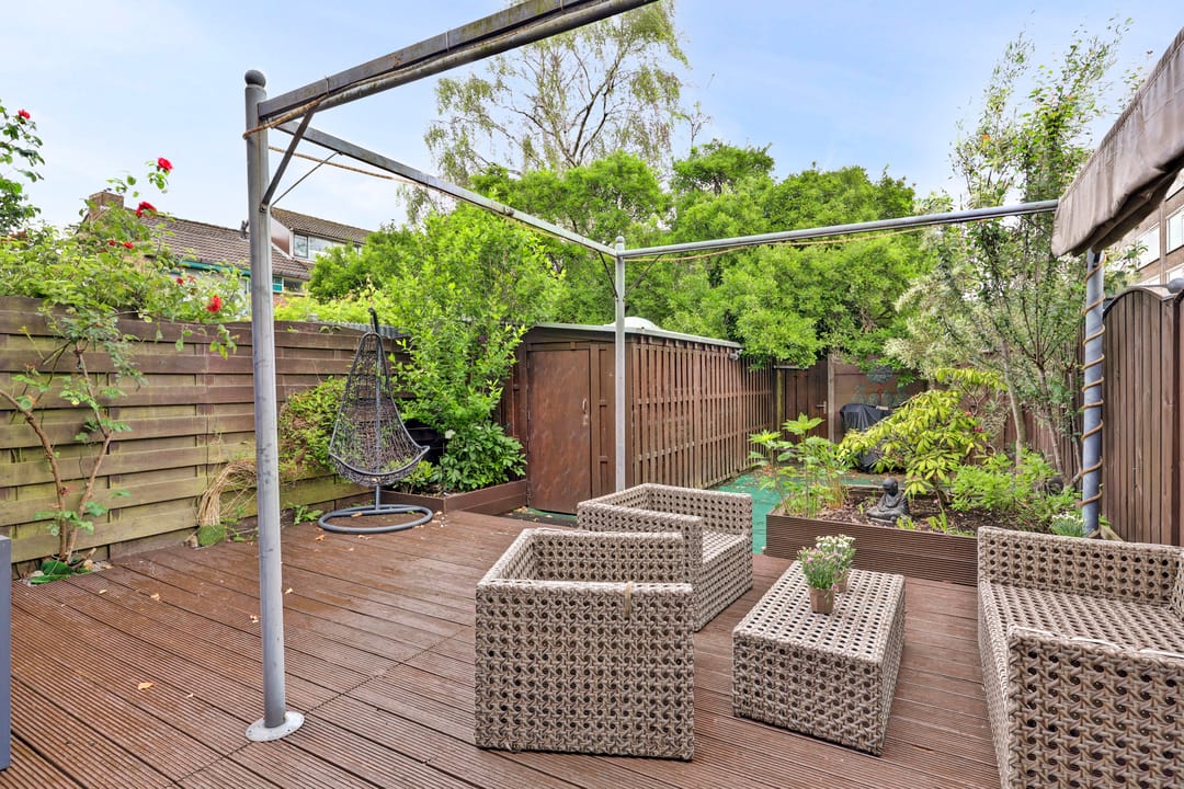 Spacious Family Home with Four Bedrooms and Modern Renovations in Child-Friendly Neighborhood — 28