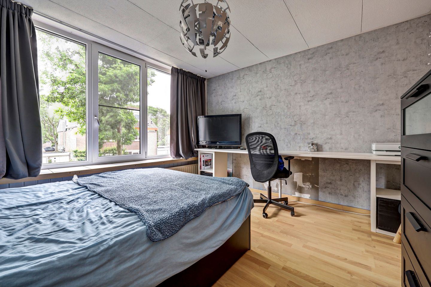 Spacious Family Home with Four Bedrooms and Modern Renovations in Child-Friendly Neighborhood — 19