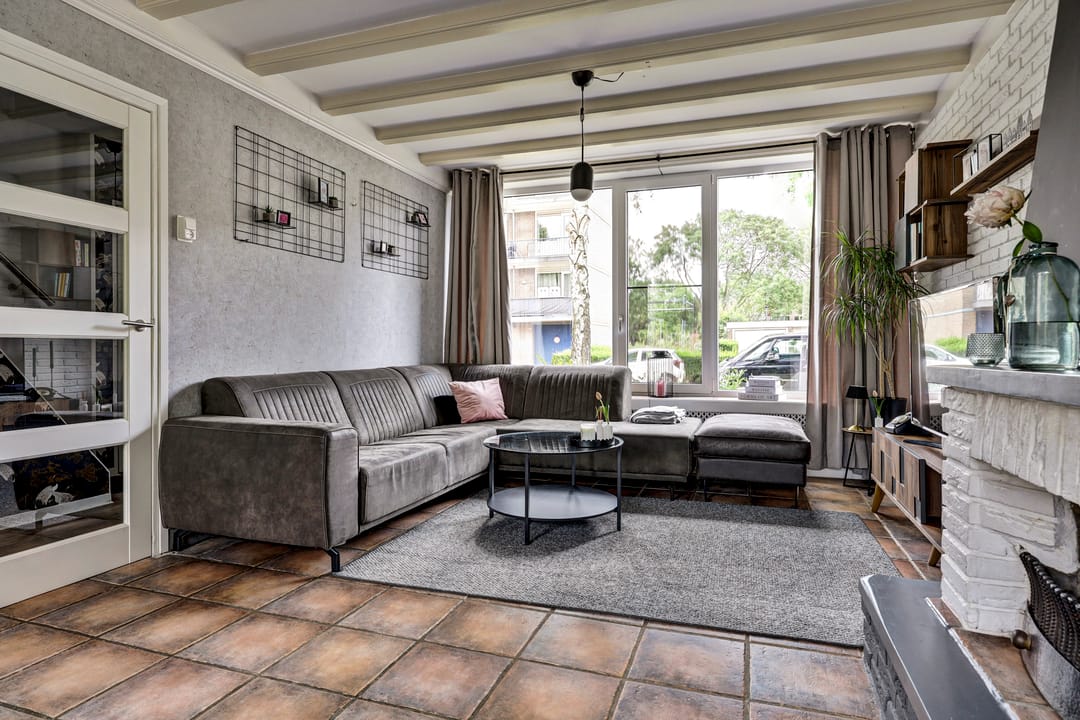 Spacious Family Home with Four Bedrooms and Modern Renovations in Child-Friendly Neighborhood — 8
