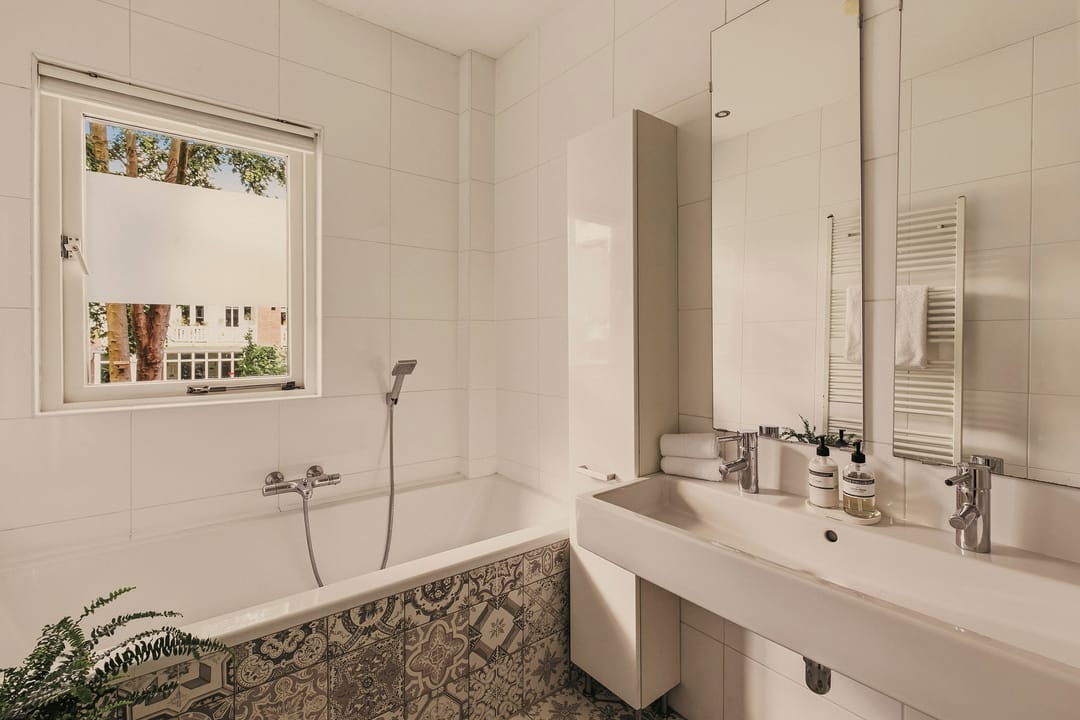 Modern Apartment in Historic Amsterdam School Building in Rivierenbuurt — 17