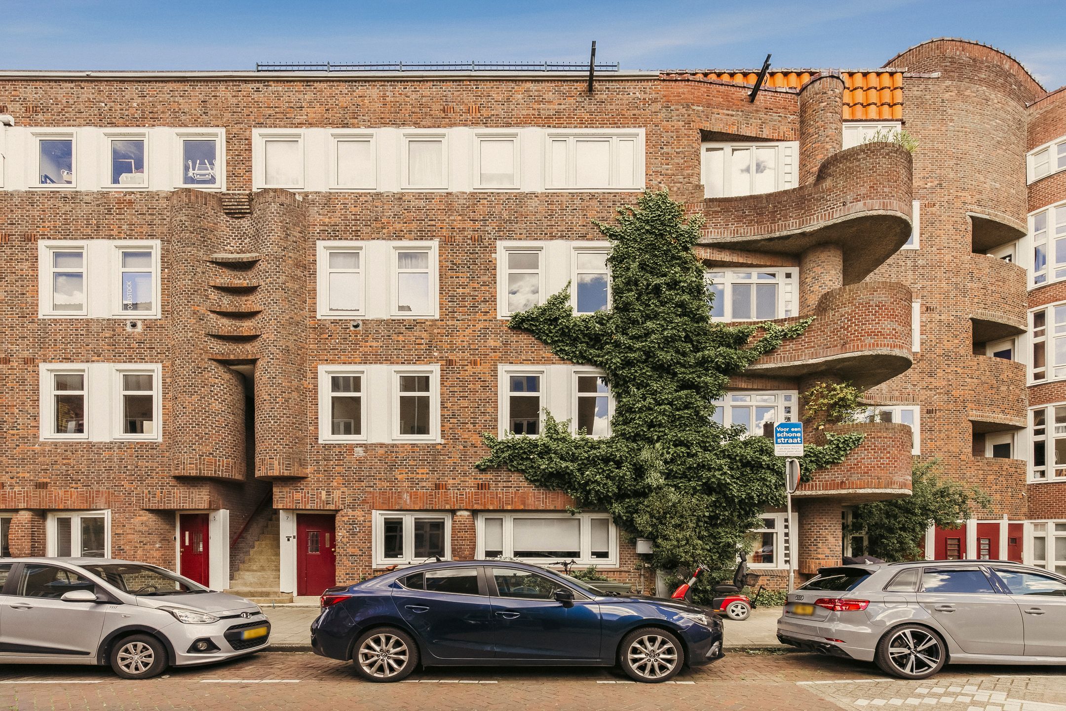 Modern Apartment in Historic Amsterdam School Building in Rivierenbuurt — 27