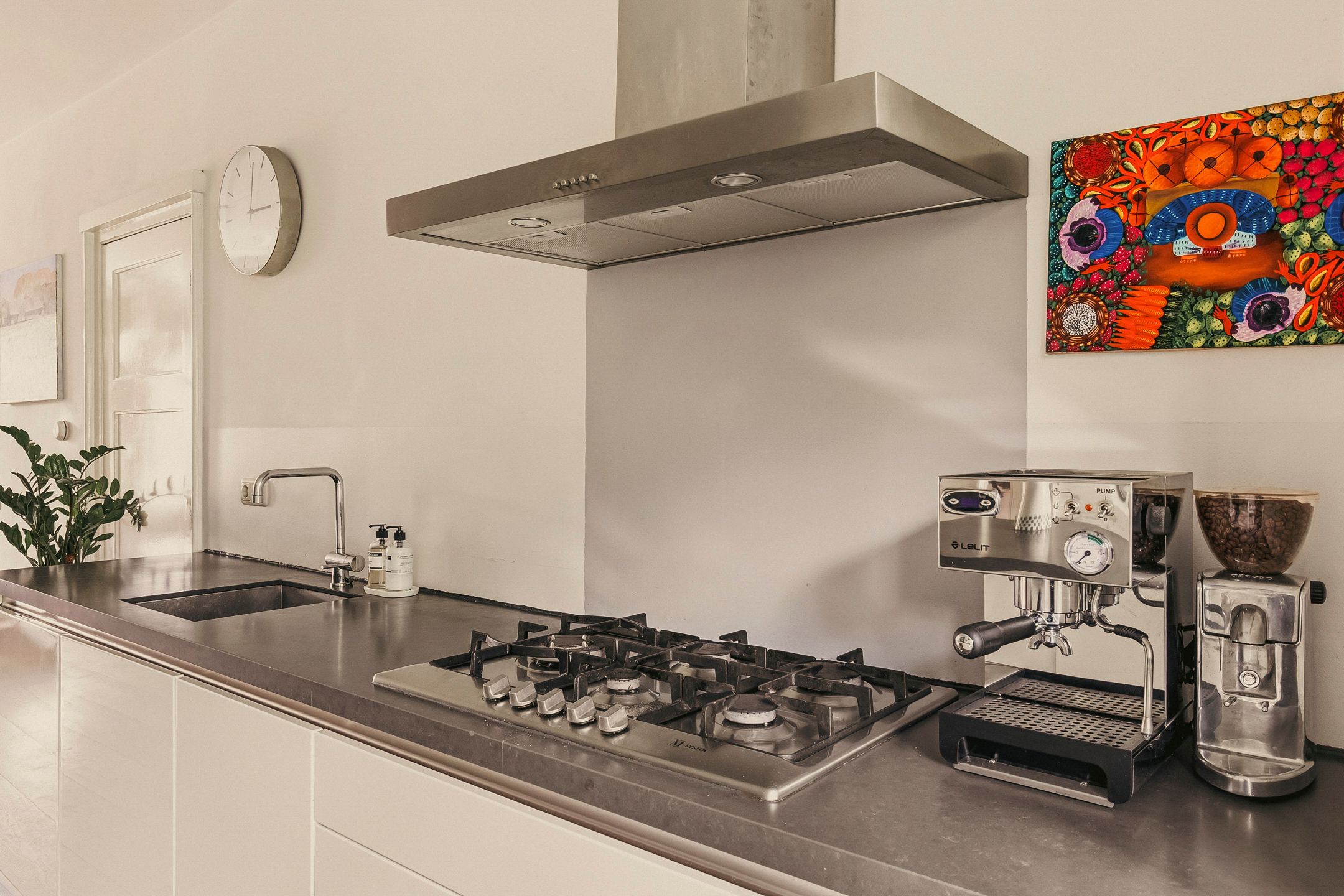 Modern Apartment in Historic Amsterdam School Building in Rivierenbuurt — 9