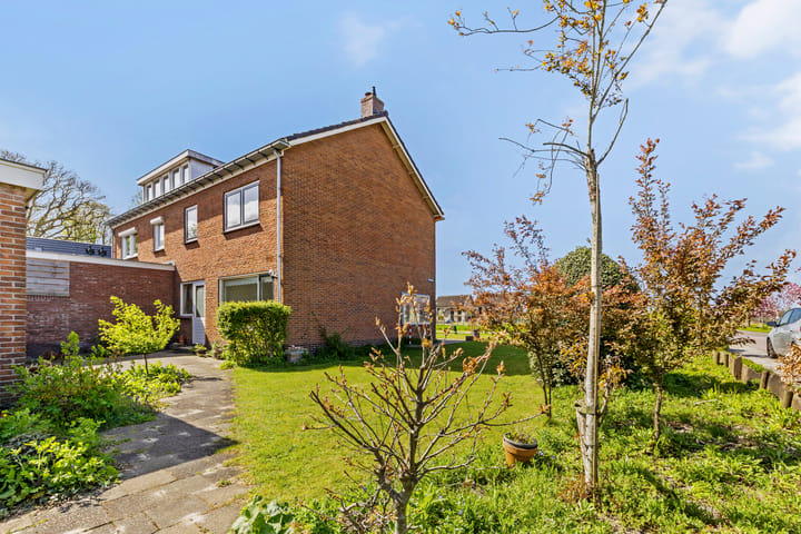 Twee-onder-één-kap te koop: Torenweg 11, Nederhorst Den Berg