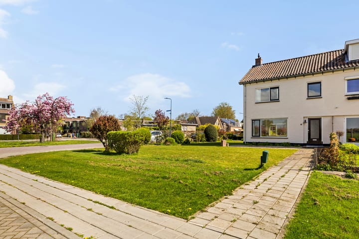 Twee-onder-één-kap te koop: Torenweg 11, Nederhorst Den Berg