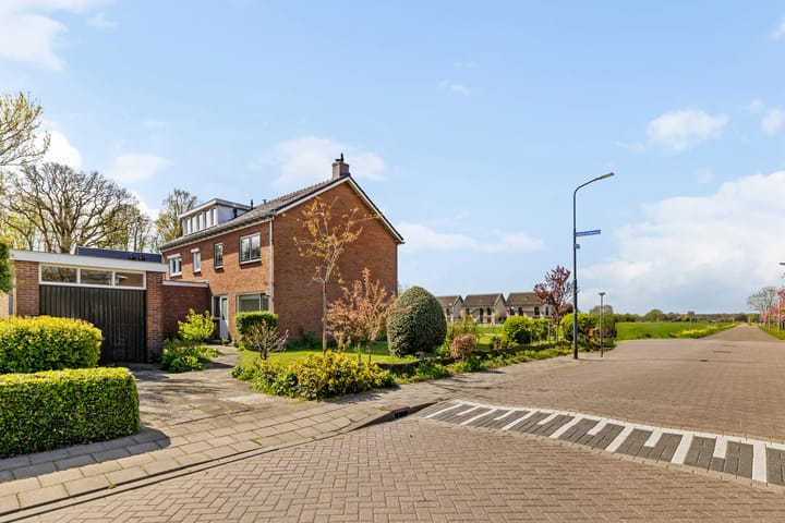 Twee-onder-één-kap te koop: Torenweg 11, Nederhorst Den Berg