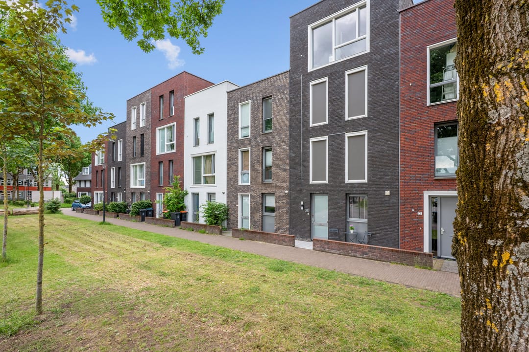 Sustainable Townhouse with Six Bedrooms and Home Battery — 32