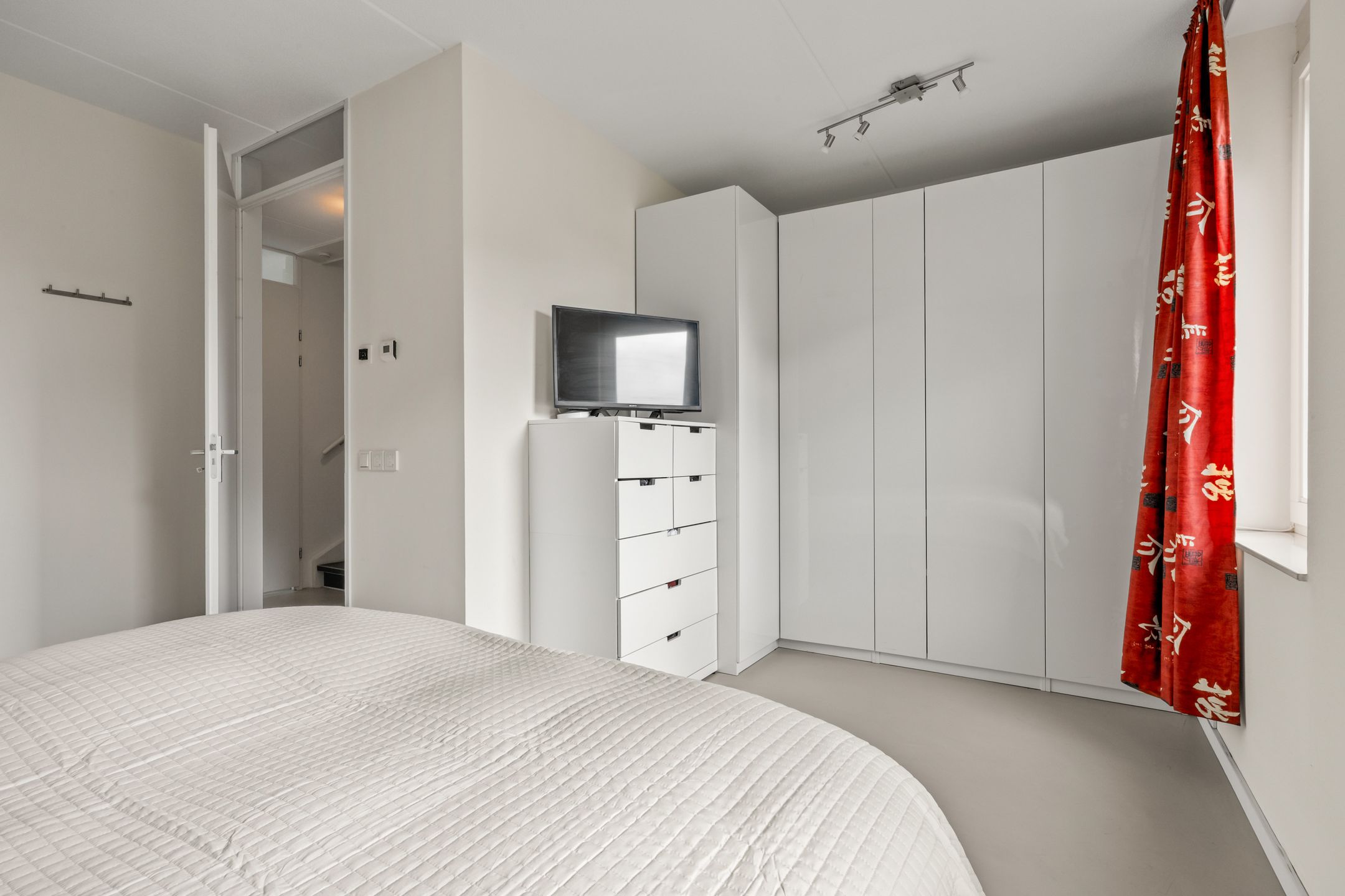Sustainable Townhouse with Six Bedrooms and Home Battery — 12
