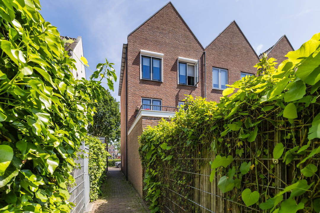 Spacious Four-Storey Townhouse with Six Bedrooms and West-Facing Terrace in Family-Friendly De Meern — 77