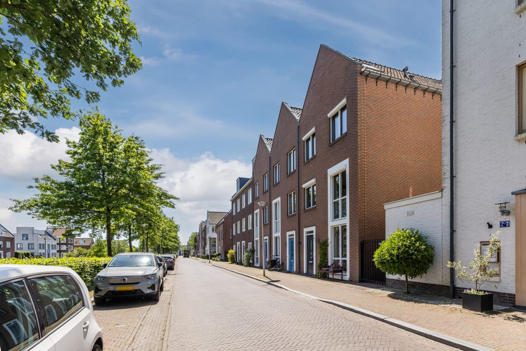 Spacious Four-Storey Townhouse with Six Bedrooms and West-Facing Terrace in Family-Friendly De Meern — 82