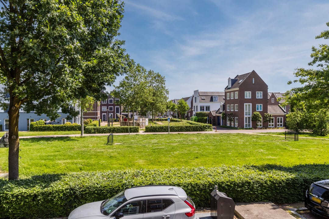 Spacious Four-Storey Townhouse with Six Bedrooms and West-Facing Terrace in Family-Friendly De Meern — 37