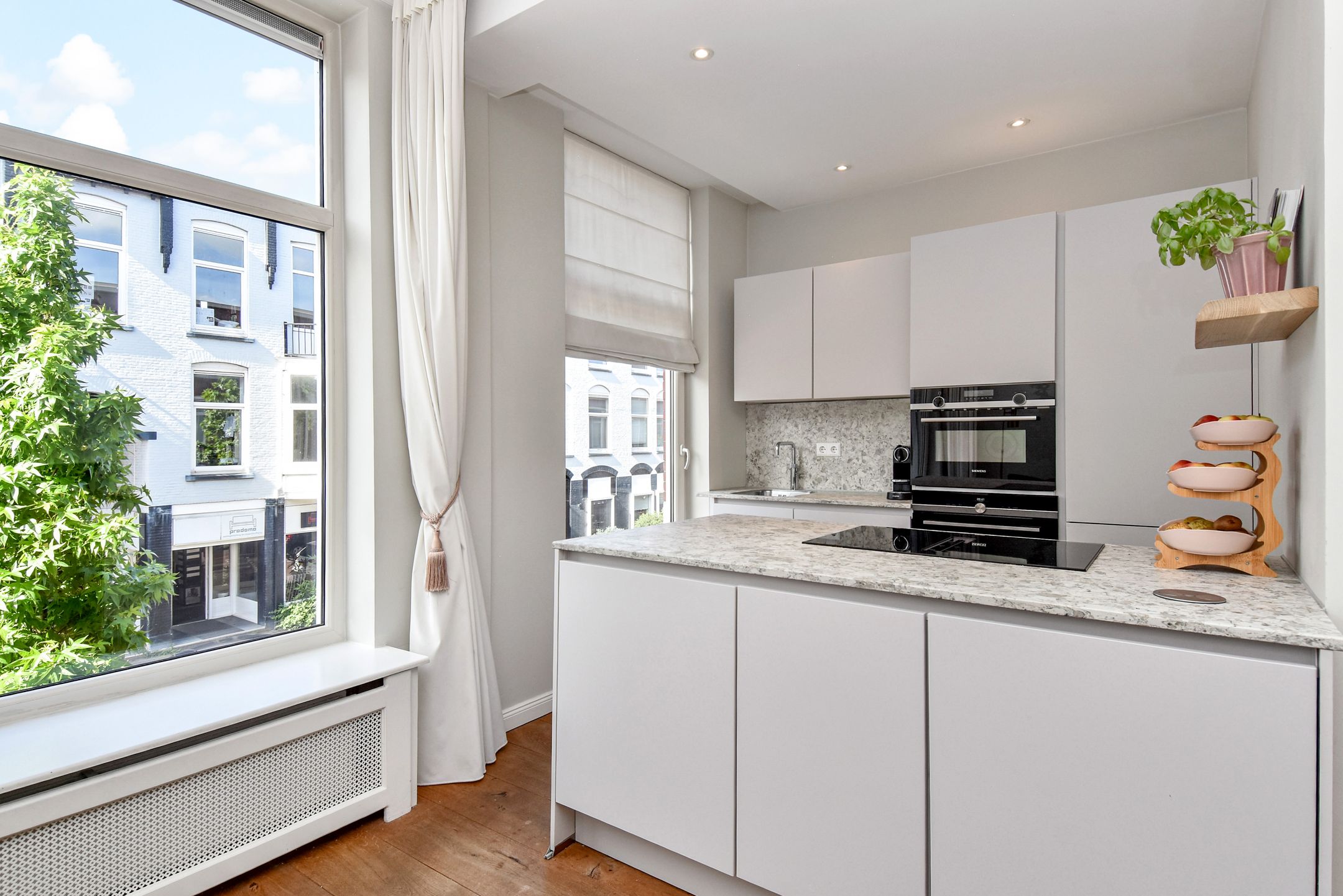 Photo 12 of De Constant Rebecquestraat 11