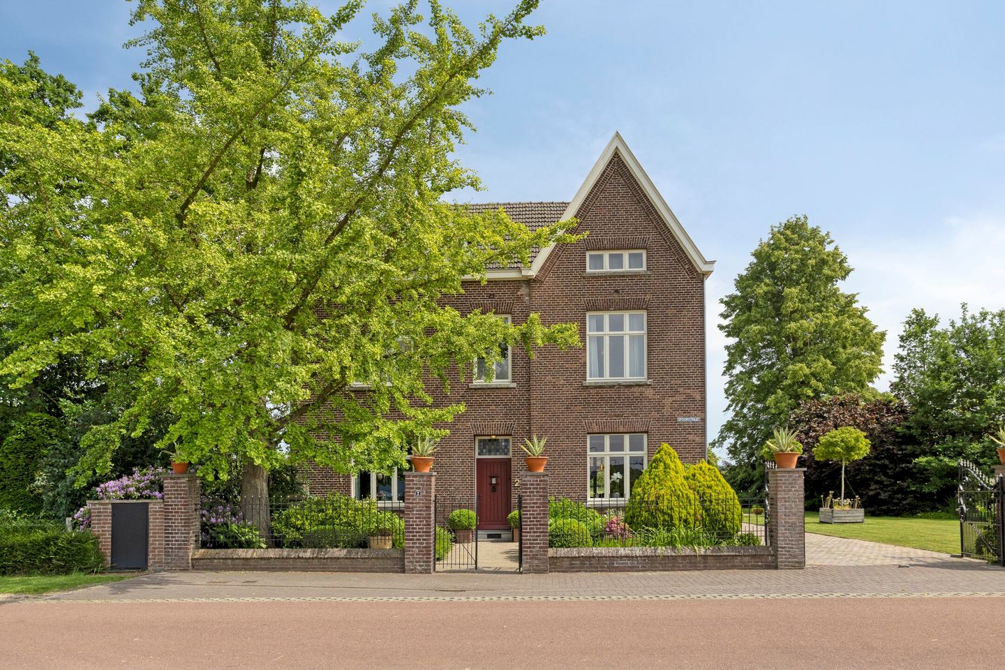Foto 1 van Spoorstraat 2
