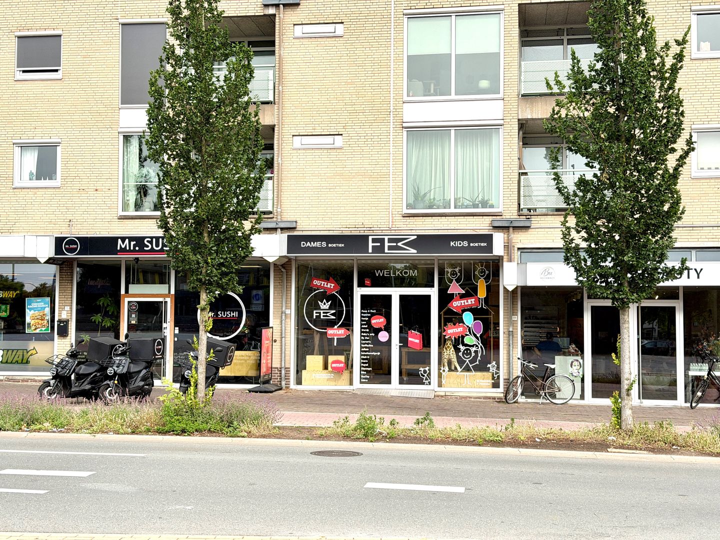 View photo 2 of Raadhuisstraat 17