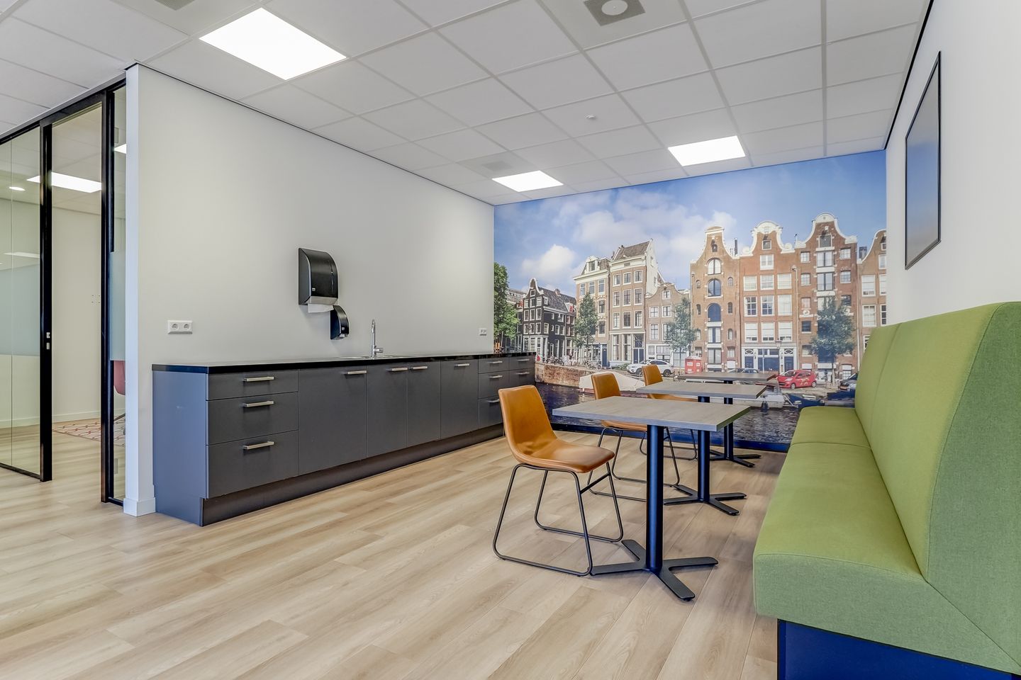 View photo 4 of Ellermanstraat 36