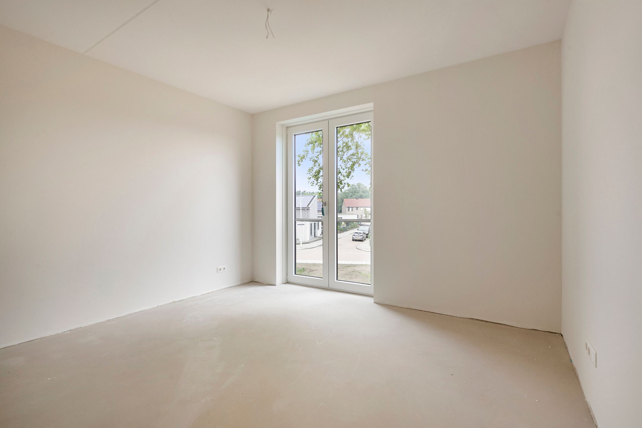Modern Corner Apartment with Balcony in New Energy-Efficient Complex — 9