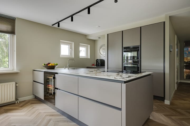 Photo 4 of Schout van Bergaignestraat 25