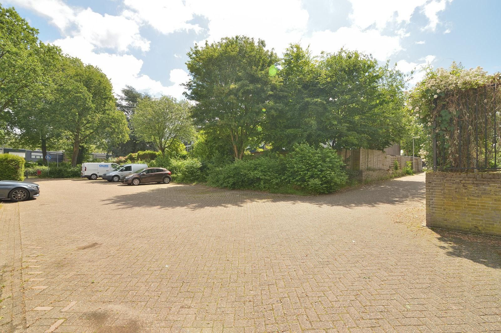 Spacious Semi-Detached Home with Garden Room in Family-Friendly Welten — 9