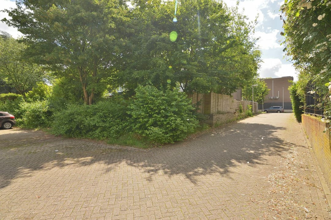 Spacious Semi-Detached Home with Garden Room in Family-Friendly Welten — 8