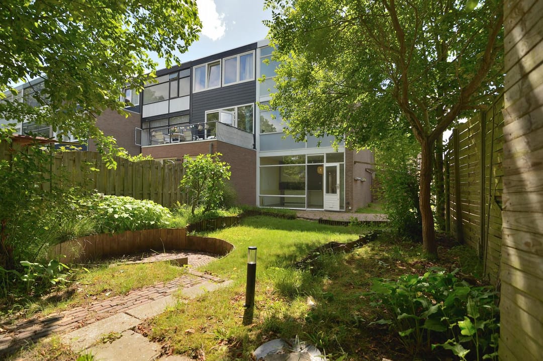 Spacious Semi-Detached Home with Garden Room in Family-Friendly Welten — 26