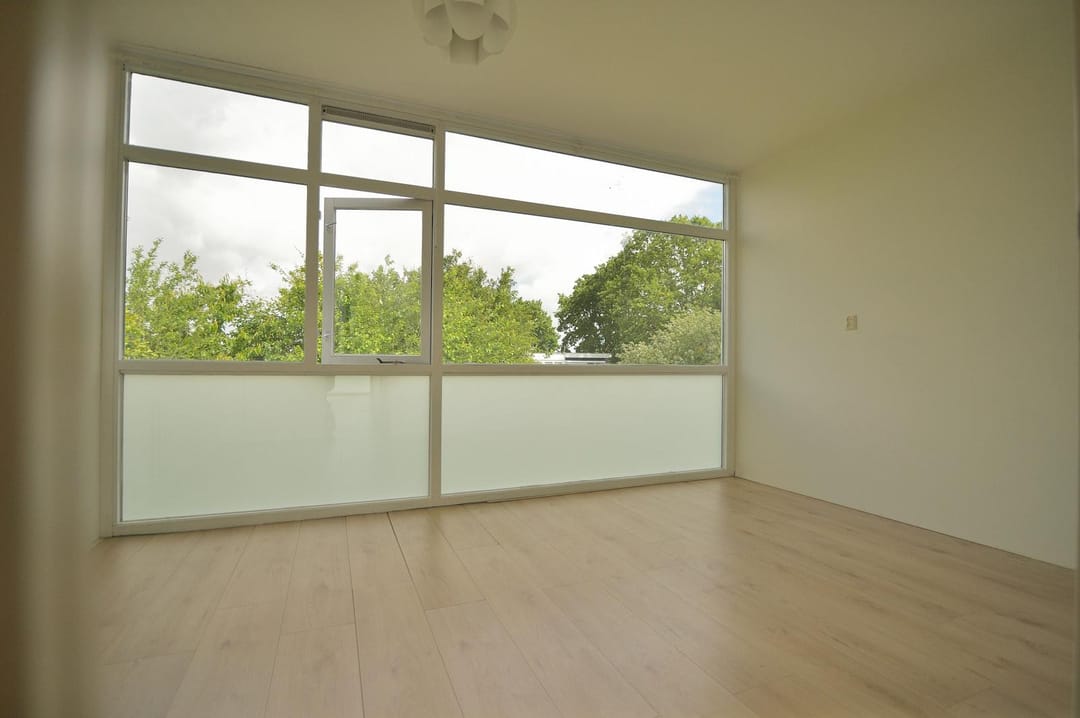 Spacious Semi-Detached Home with Garden Room in Family-Friendly Welten — 43