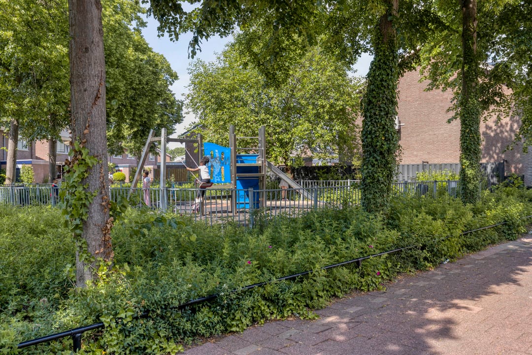 Spacious 4-Room Maisonnette with 3 Bedrooms and Private Parking in Green Waterland Neighborhood — 31