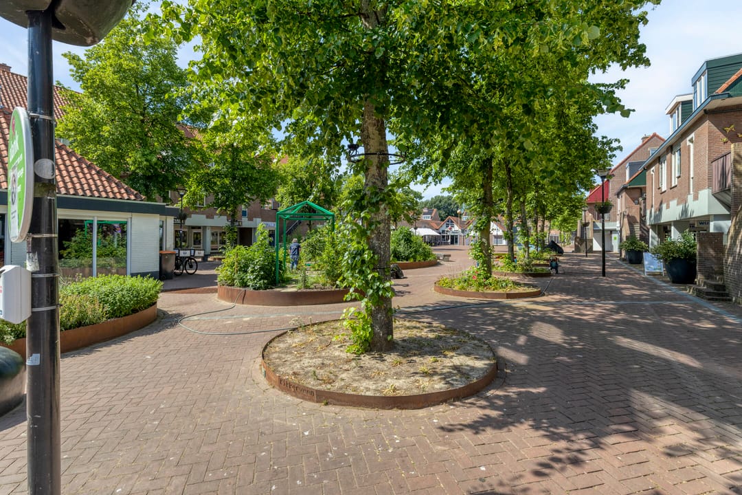 Spacious 4-Room Maisonnette with 3 Bedrooms and Private Parking in Green Waterland Neighborhood — 32