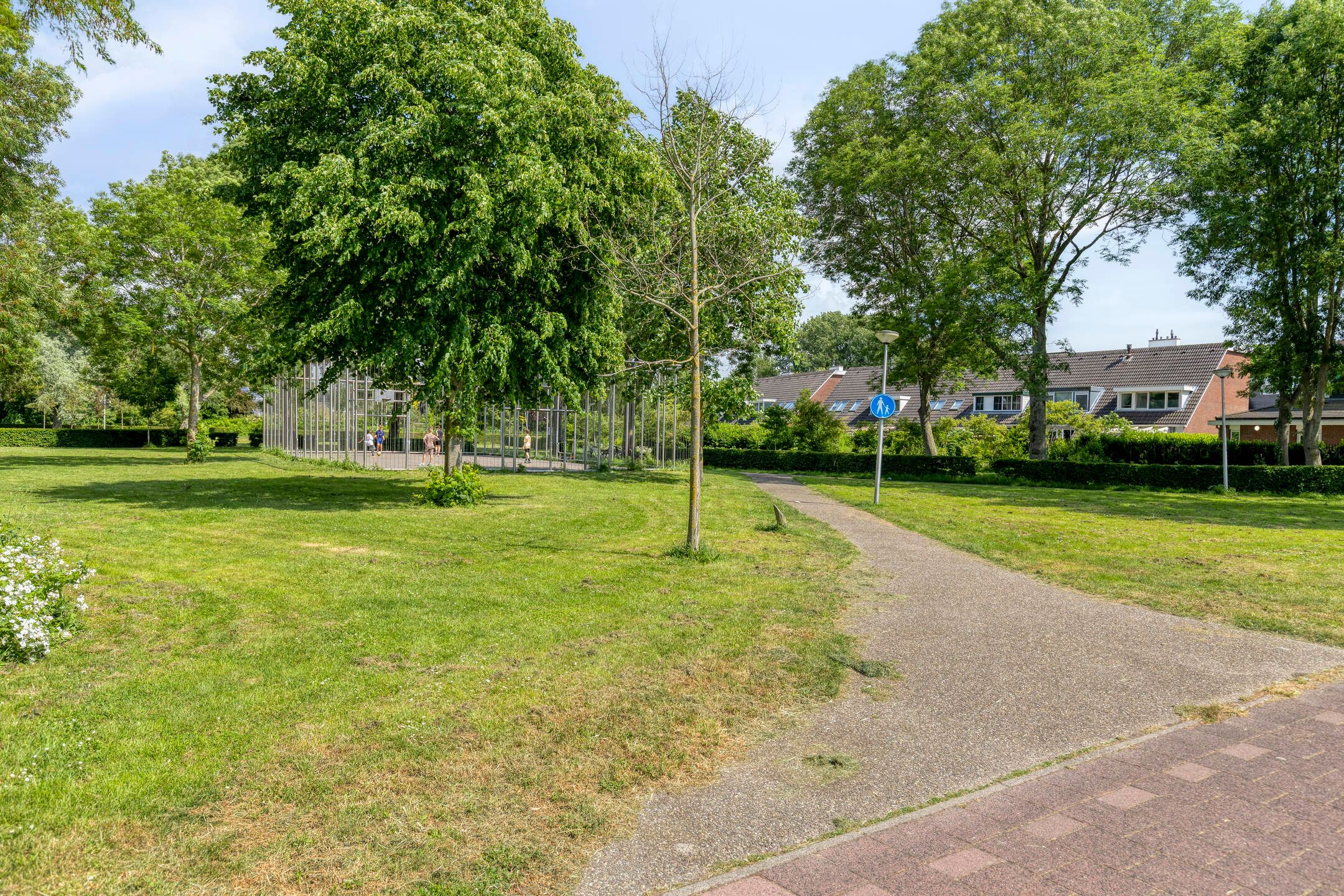 Spacious 4-Room Maisonnette with 3 Bedrooms and Private Parking in Green Waterland Neighborhood — 30