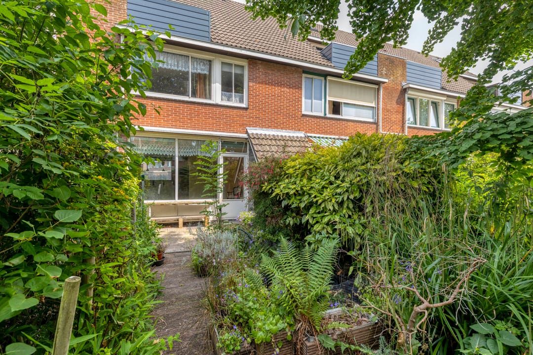 Spacious 4-Room Maisonnette with 3 Bedrooms and Private Parking in Green Waterland Neighborhood — 23