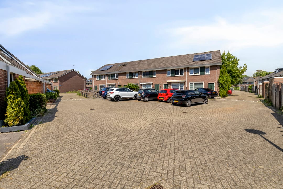 Spacious 4-Room Maisonnette with 3 Bedrooms and Private Parking in Green Waterland Neighborhood — 28