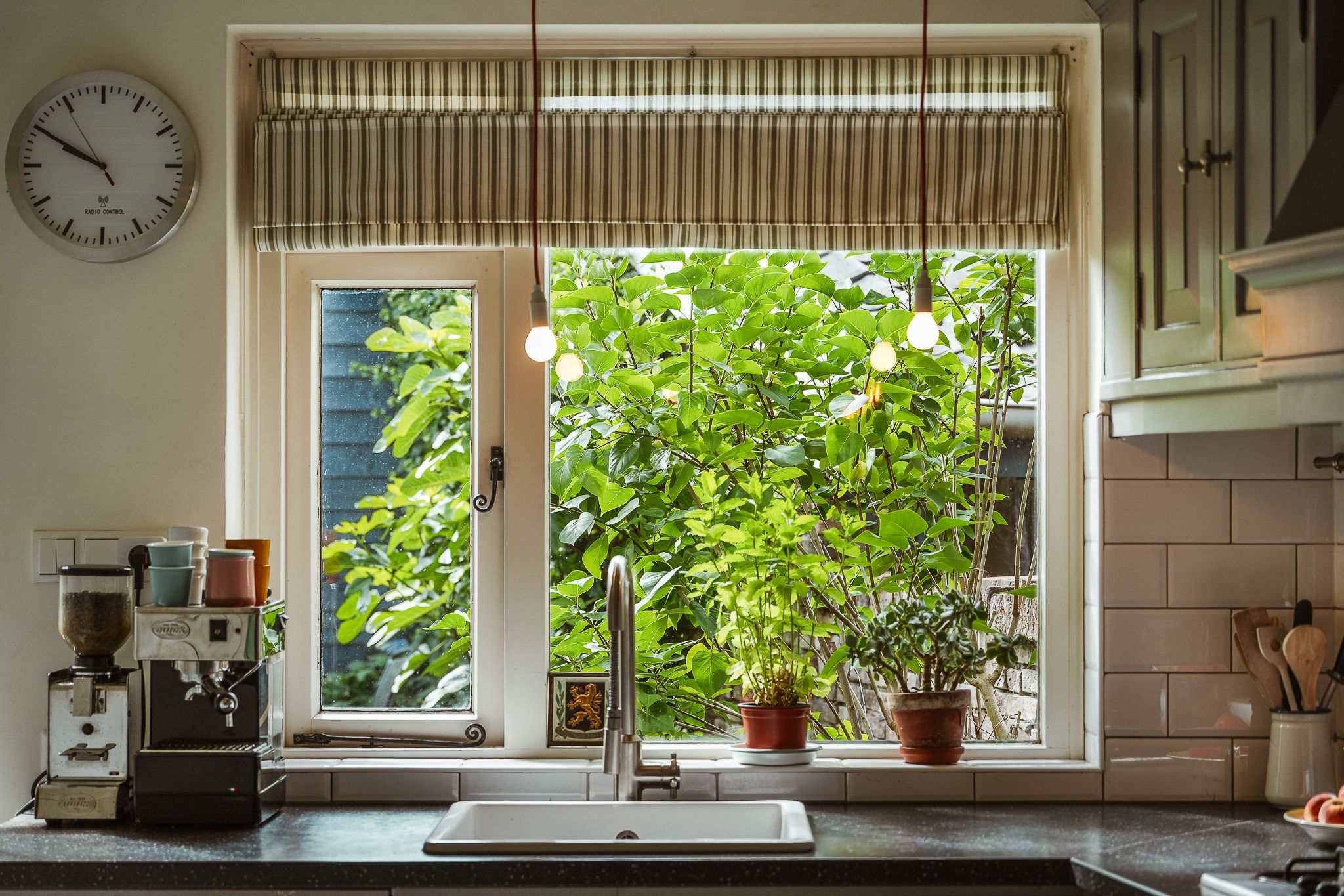 Characterful Terraced Home with Courtyard Atmosphere and Modern Annex — 12