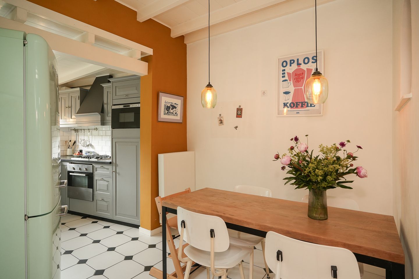 Characterful Terraced Home with Courtyard Atmosphere and Modern Annex — 10